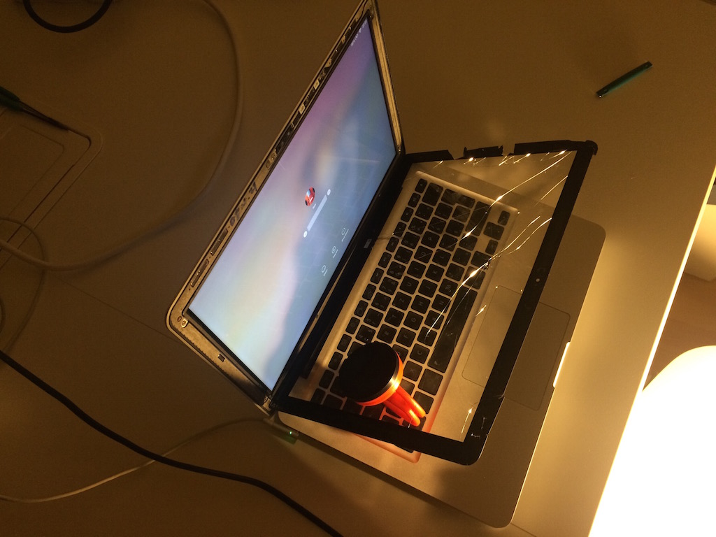 MacBook Pro s prasklým sklem displeje – akce noční výměna